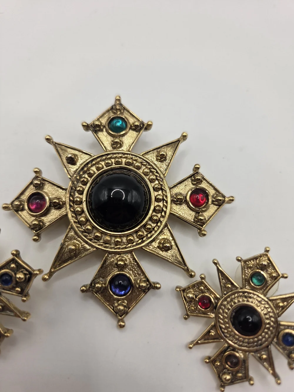 1733. Vintage Gold-Tone Maltese Cross Brooch And Earring Set